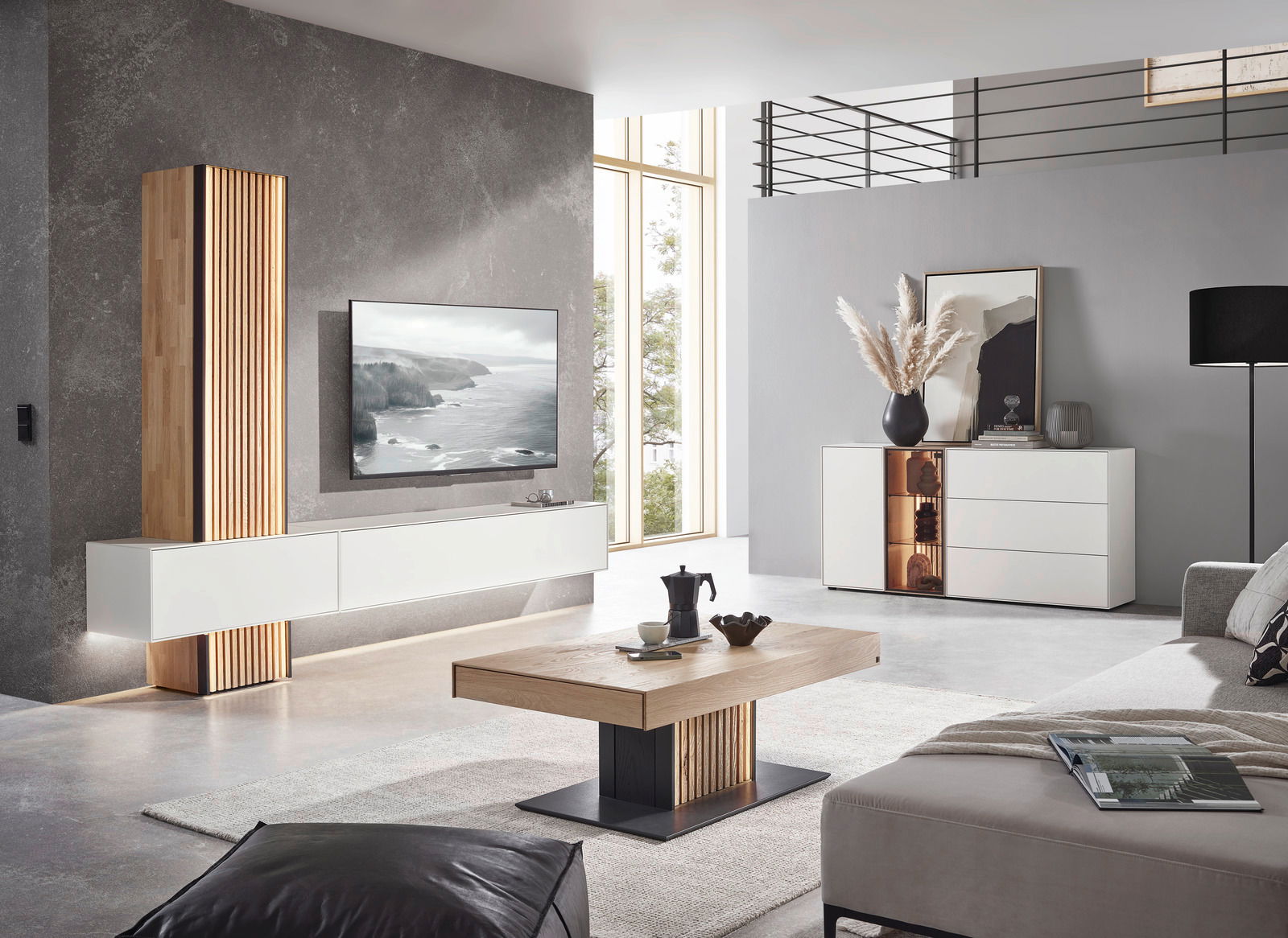 Moderne Wohnzimmeransicht mit einer eleganten Wandkombination in Weiß und Holz, einem flachen Fernseher, einem stilvollen Couchtisch aus Holz und Metall, und einem Sideboard mit dekorativen Elementen. Perspektive von vorne links.