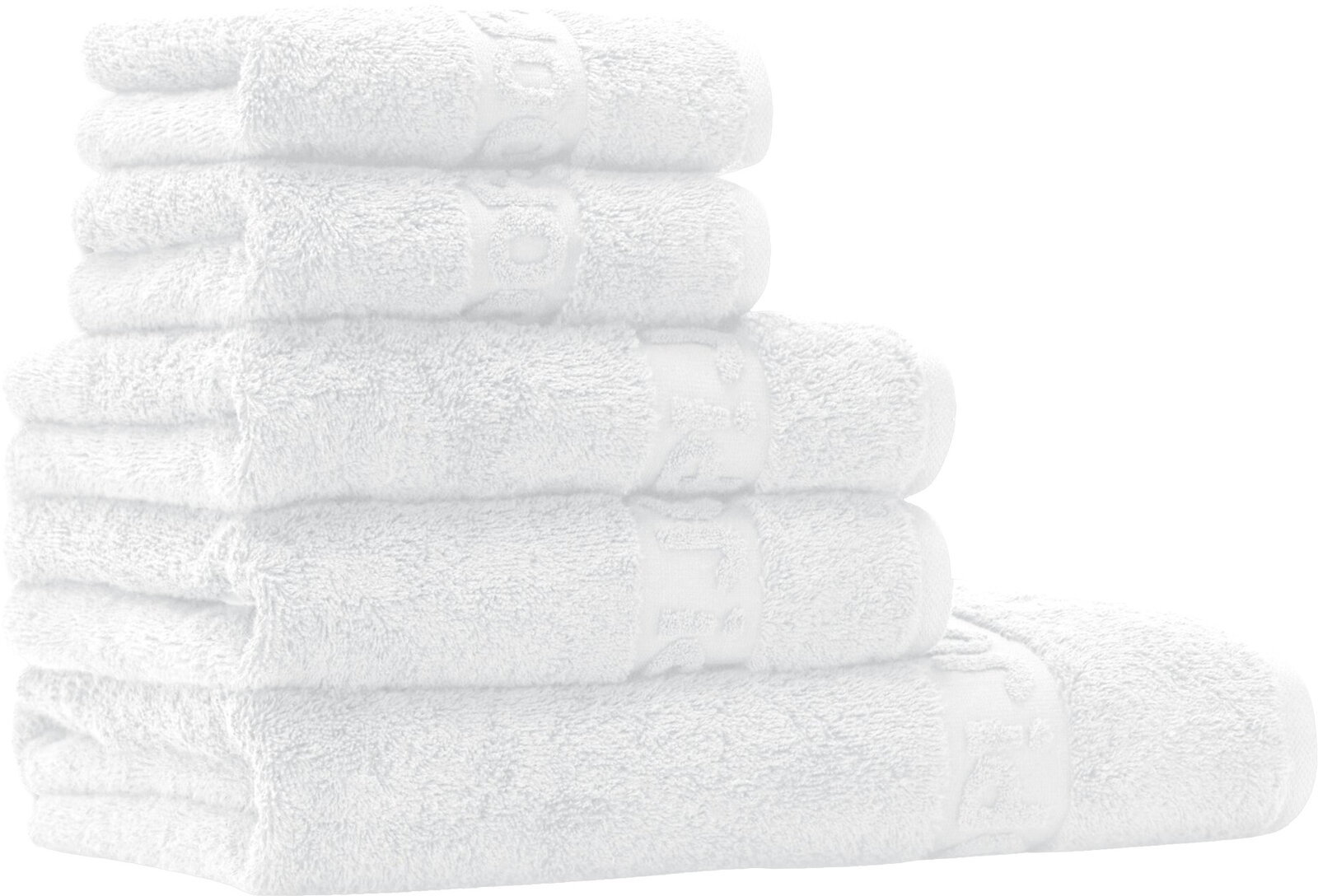 Stapel aus flauschigen weißen Frottee-Handtüchern mit eingewebter Bordüre, freigestellt auf weißem Hintergrund, Perspektive: frontale leicht seitliche Ansicht.