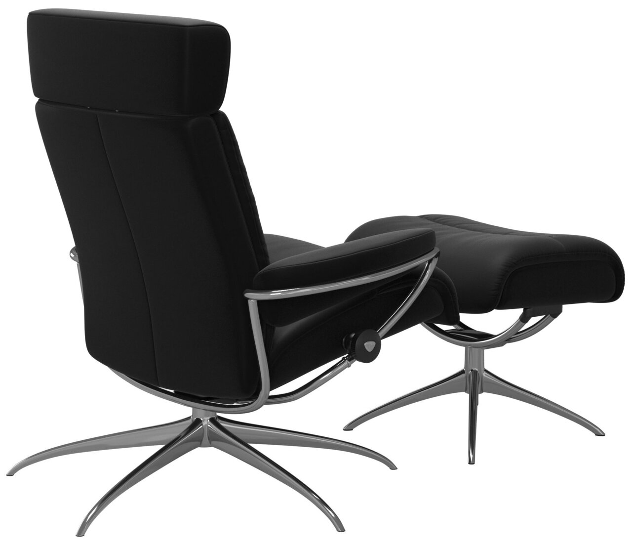 Achterkant van een moderne zwarte fauteuil met hoofdsteun en bijpassende voetenbank, beide met verchroomde metalen poten.