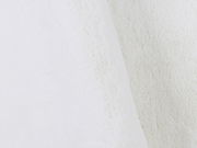 Nahaufnahme eines weißen Fellteppichs mit weicher Textur