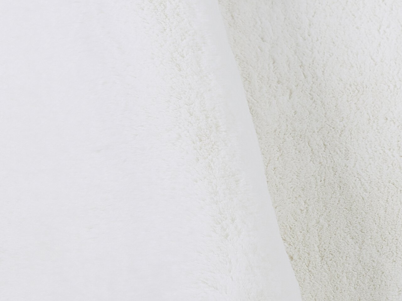 Nahaufnahme eines weißen Fellteppichs mit weicher Textur
