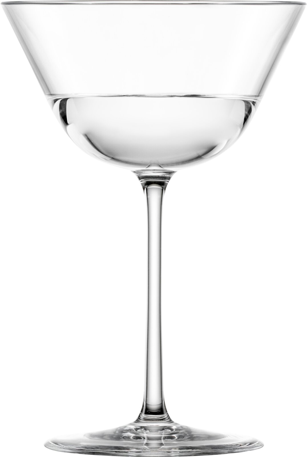 Transparentes Cocktailglas mit breiter, flacher Schale und langem Stiel, freigestellt auf weißem Hintergrund, frontal in Seitenansicht fotografiert.