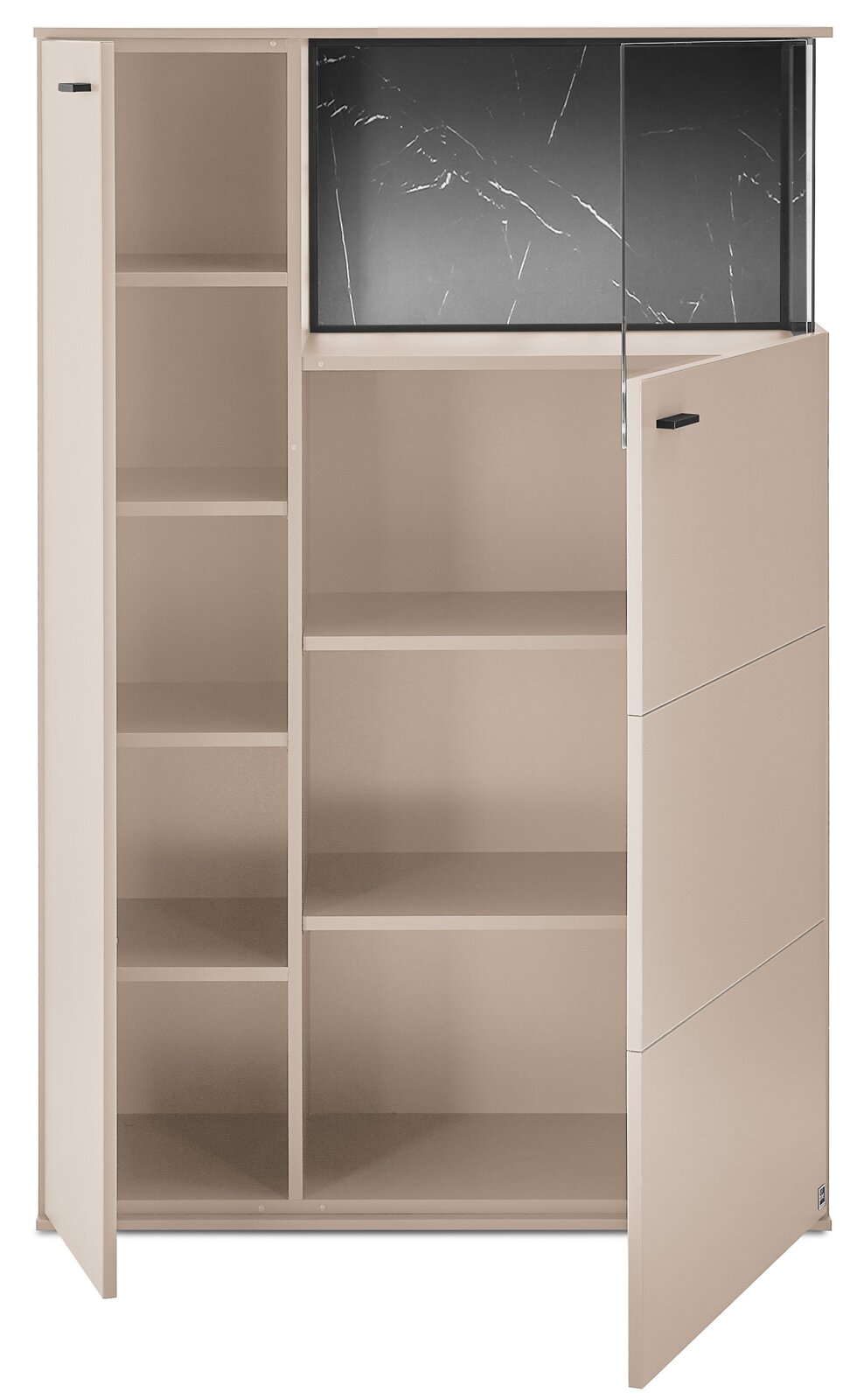Beiger Hochschrank/Badschrank mit offenen Regalböden und zwei geöffneten Türen, oben mit dunkler marmorierter Rückwand und Glasfront; Ansicht schräg von vorne.