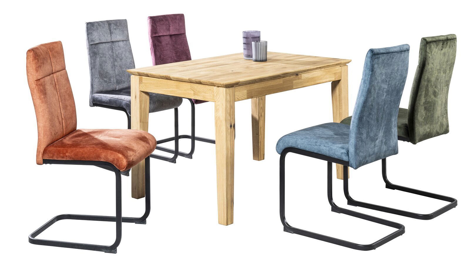 Novel Schwingstuhl GISMO Esszimmer mit einem Holztisch und fünf Schwingstühlen in verschiedenen Farben, seitliche Perspektive