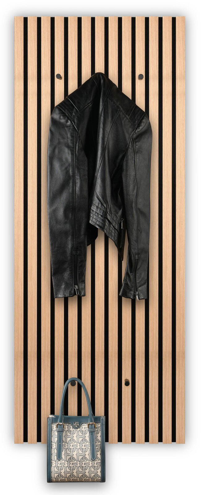 Vorderansicht einer Wandgarderobe mit Holzlatten-Design, an der eine schwarze Lederjacke und eine stilvolle Handtasche hängen.