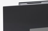 Nahaufnahme einer Ecke eines schwarzen Elektrokamins mit glatter Oberfläche, seitliche Perspektive.