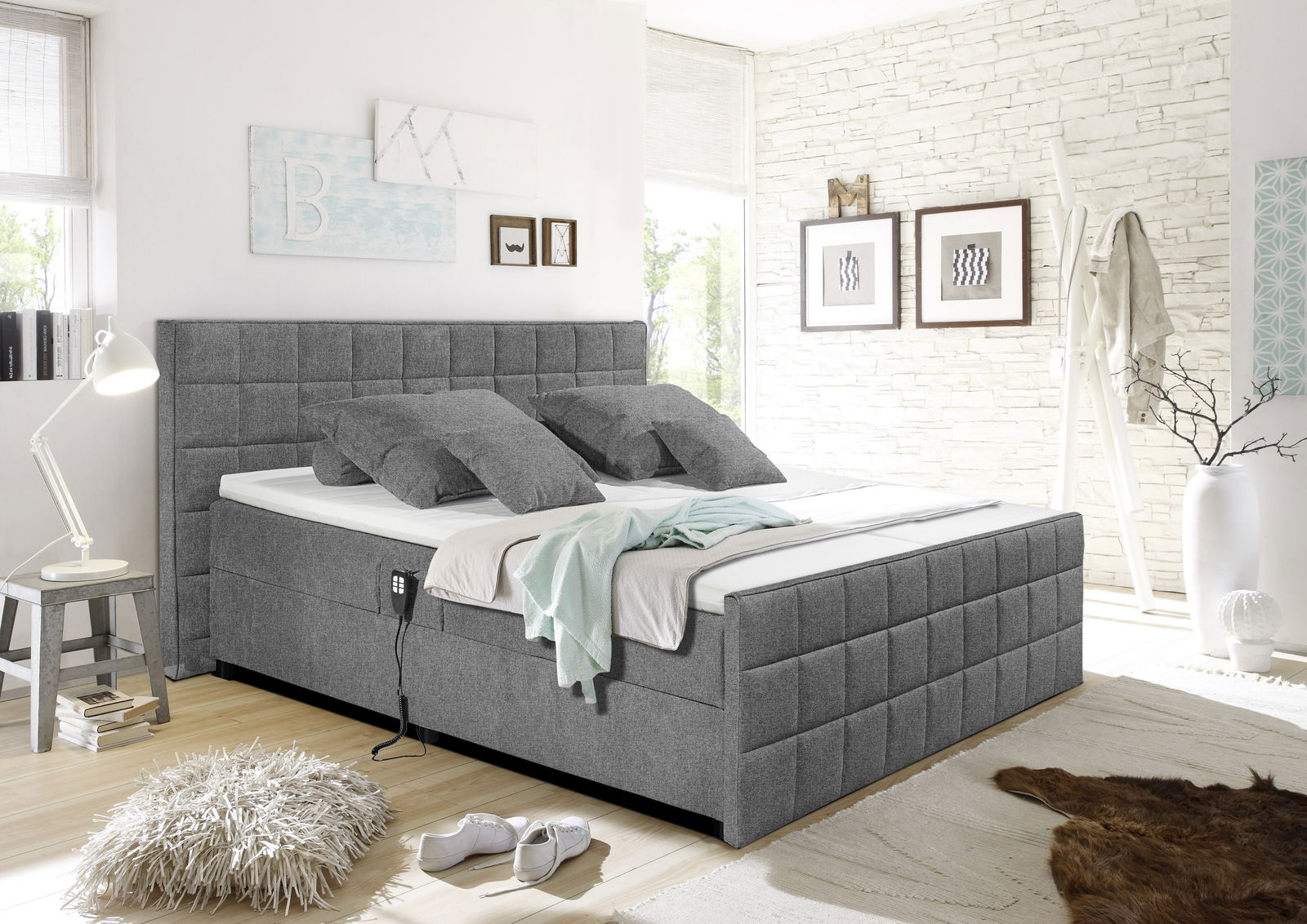 Graues Polsterbett in modernem Schlafzimmer, seitliche Perspektive