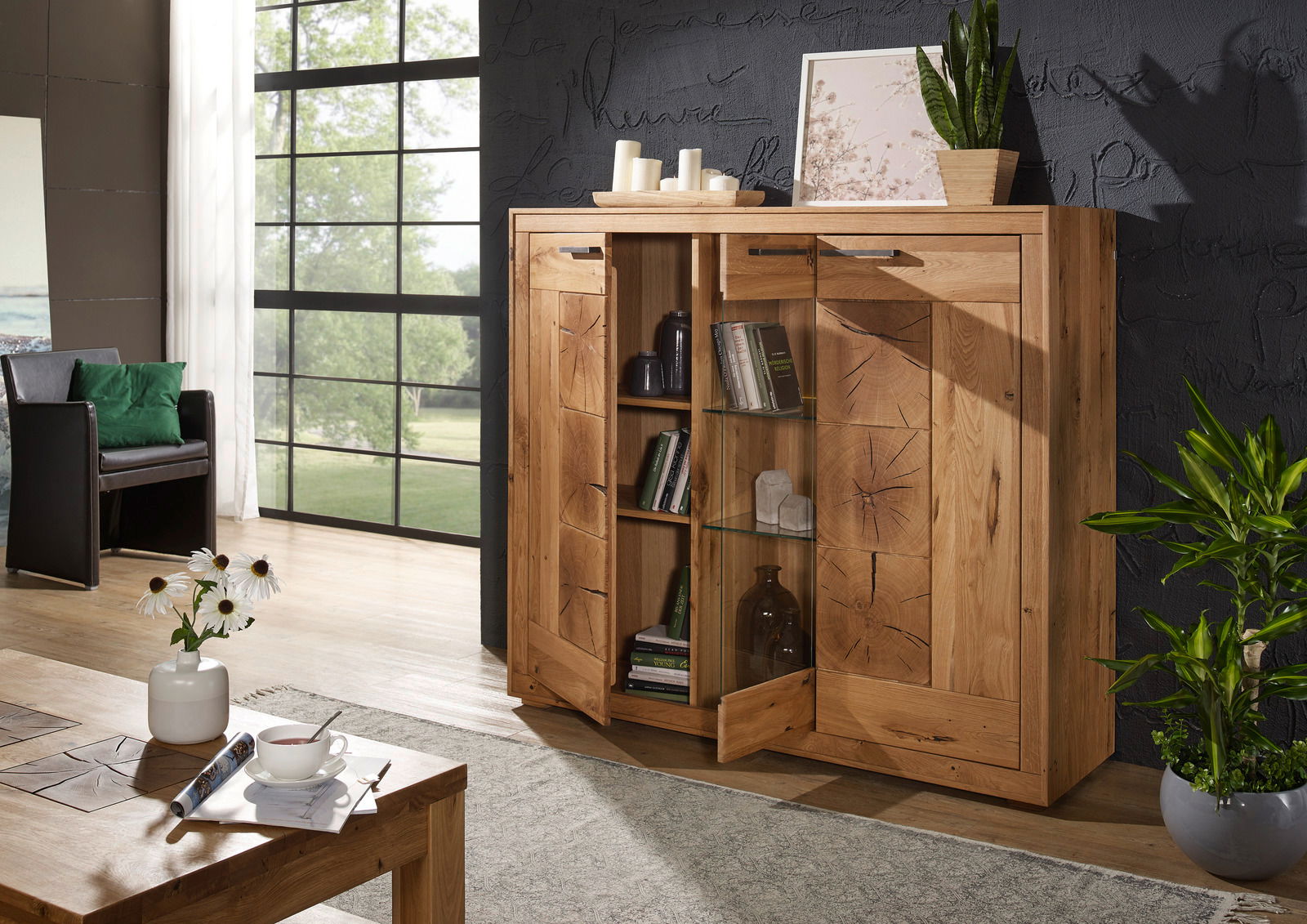 Hochwertiges Highboard aus Holz mit geöffneter Tür, das Bücher und Dekorationen zeigt. Perspektive von vorne rechts.