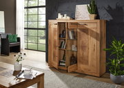 Hochwertiges Highboard aus Holz mit geöffneter Tür, das Bücher und Dekorationen zeigt. Perspektive von vorne rechts.