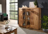 Hochwertiges Highboard aus Holz mit geöffneter Tür, das Bücher und Dekorationen zeigt. Perspektive von vorne rechts.