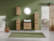 Moderner Waschbeckenunterschrank aus Holz mit vertikalen Streifen, frontal betrachtet, in einem stilvoll eingerichteten Badezimmer mit grüner Wand.