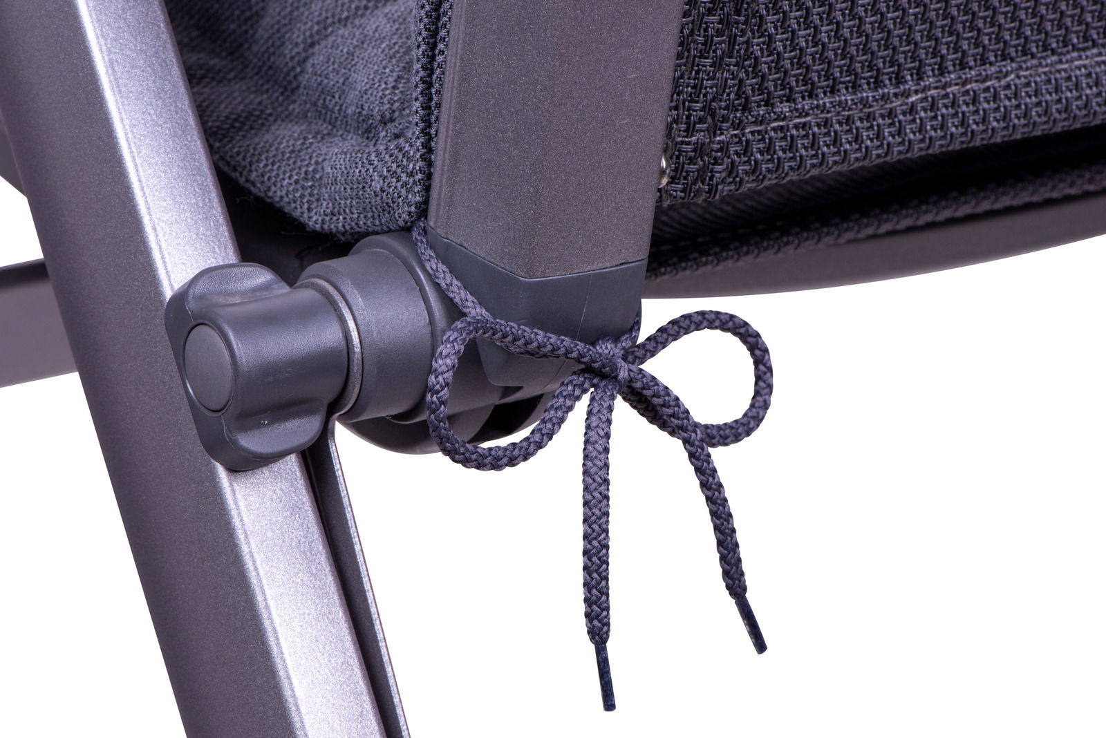 Nahaufnahme einer Sesselauflage mit Kordel zur Befestigung an einem Metallrahmen, seitliche Perspektive.