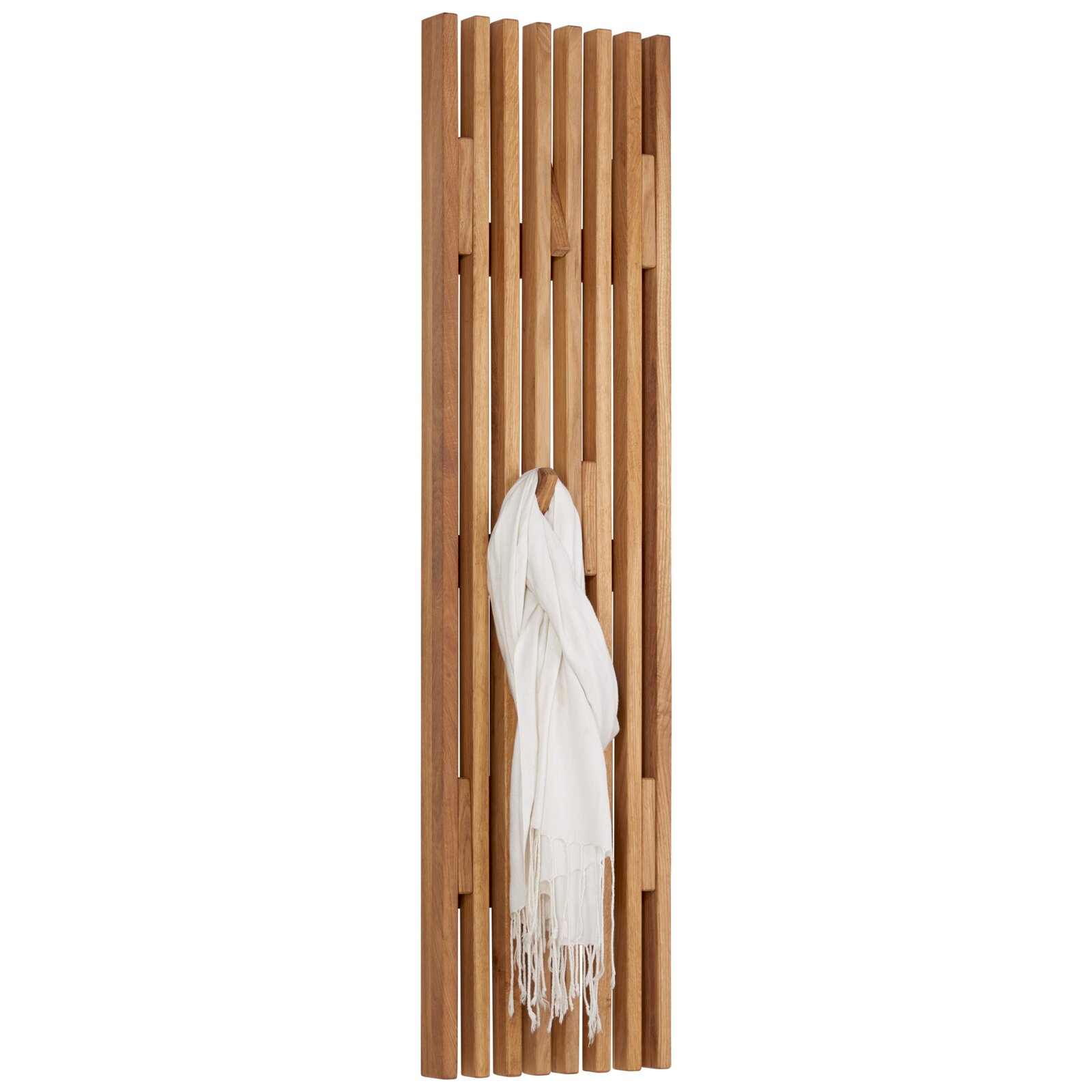 Linea Natura Garderobenpaneel breit STUDIO LINE Frontansicht einer vertikalen Garderobe aus Holzleisten mit integrierten Haken, an einem Haken hängt ein weißes Tuch mit Fransen, freigestellt auf weißem Hintergrund