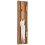Vooraanzicht van een verticale kapstok van houten latten met ingebouwde haken; aan een haak hangt een witte doek met franjes, vrijstaand op een witte achtergrond