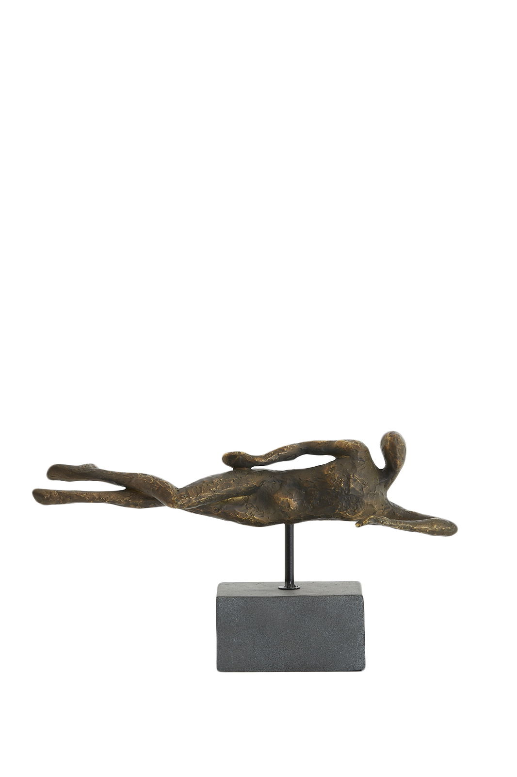 Bronzefarbene Skulptur eines liegenden Menschen auf einem Sockel, seitliche Perspektive