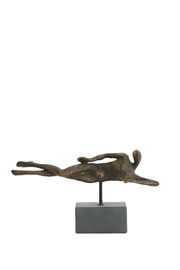 Bronzefarbene Skulptur eines liegenden Menschen auf einem Sockel, seitliche Perspektive