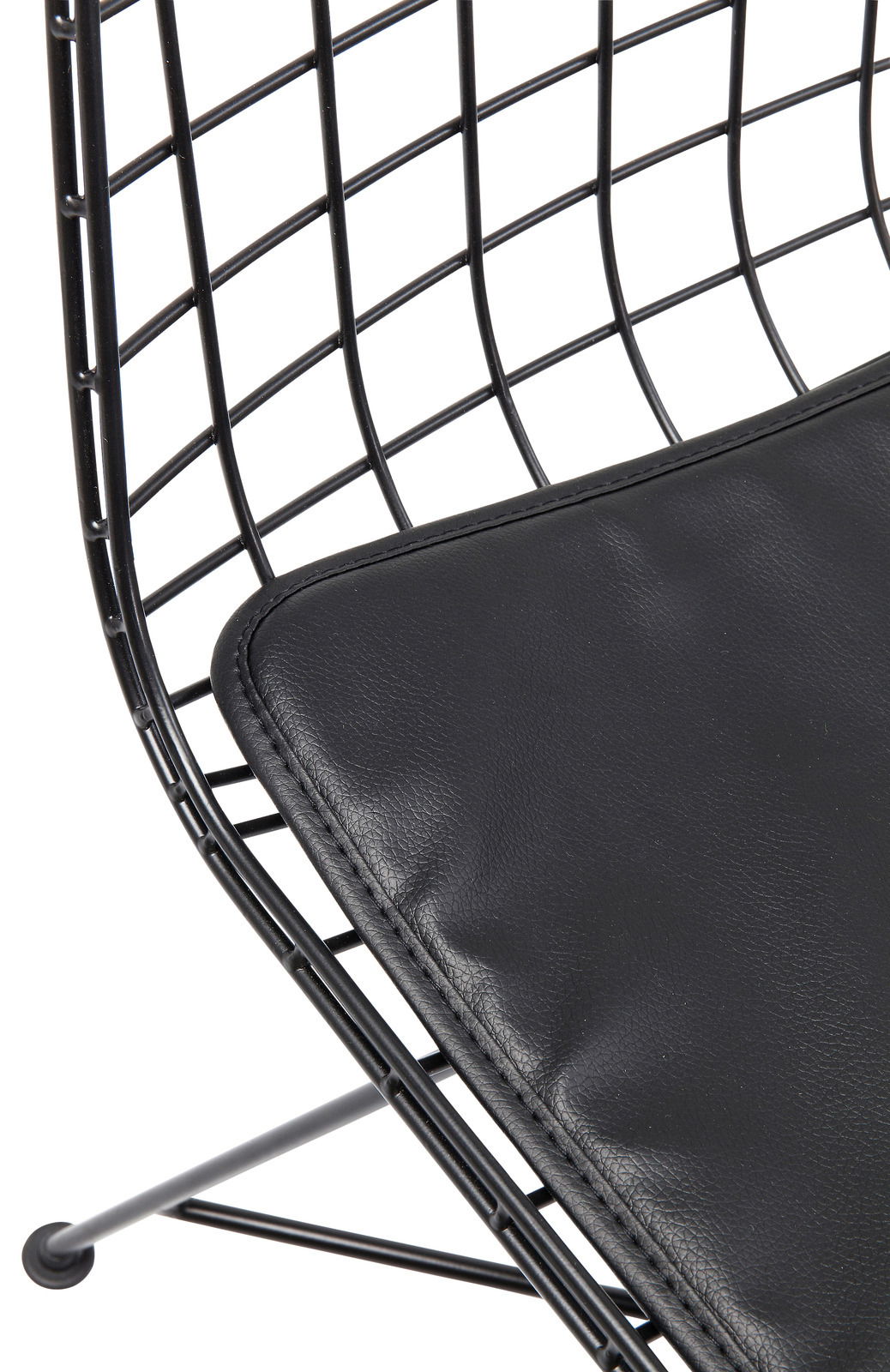 Nahaufnahme eines modernen Stuhls mit schwarzem Drahtgestell und gepolstertem Sitzkissen, seitliche Perspektive