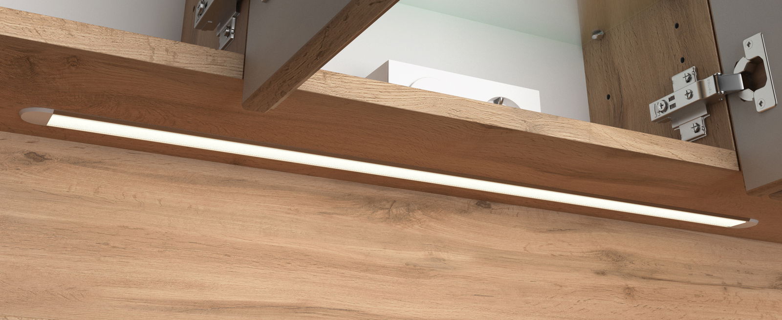 Nahaufnahme eines Spiegelschranks mit Holzoptik und integrierter LED-Beleuchtung von unten betrachtet.