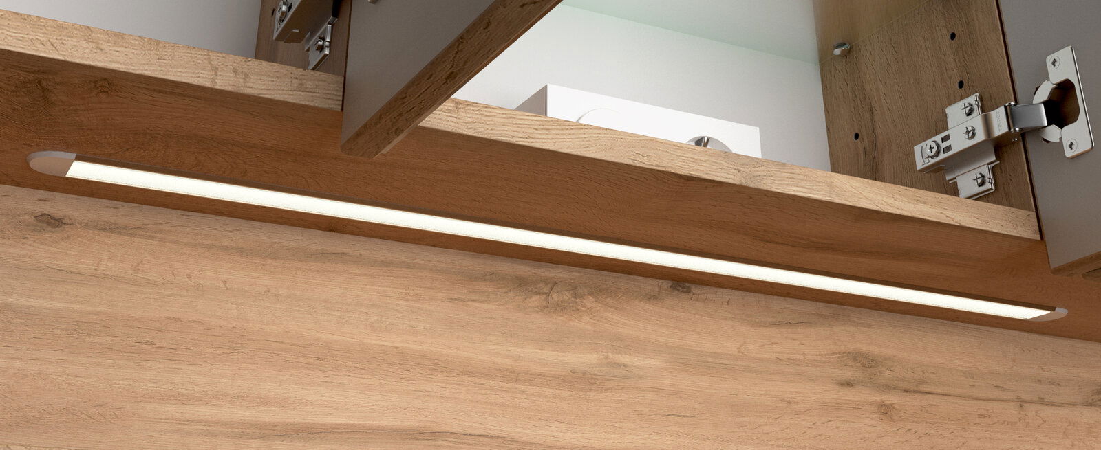 Nahaufnahme eines Spiegelschranks mit Holzoptik und integrierter LED-Beleuchtung von unten betrachtet.