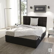 Modernes Schlafzimmer mit einem stilvollen schwarzen Bettgestell und einer Spessarttraum Faserdecke in Silber, fotografiert aus einer leicht erhöhten Perspektive.