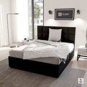 Modernes Schlafzimmer mit einem stilvollen schwarzen Bettgestell und einer Spessarttraum Faserdecke in Silber, fotografiert aus einer leicht erhöhten Perspektive.