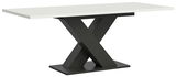 Moderner Esstisch mit weißer Tischplatte und schwarzem X-förmigem Gestell, seitliche Perspektive.