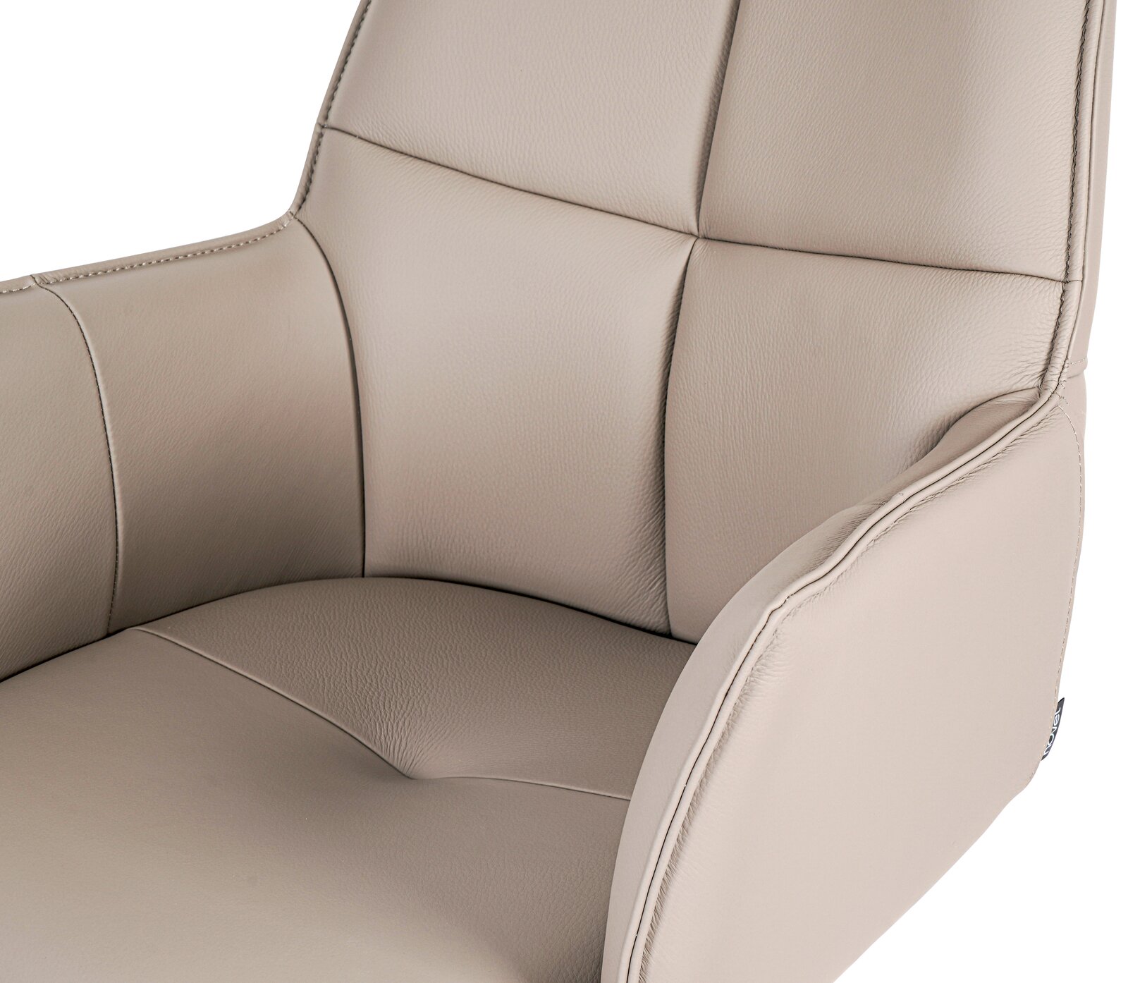 Nahaufnahme eines beigen Armlehnstuhls Novel MIAMI mit weicher Polsterung und eleganten Nähten, seitliche Perspektive.