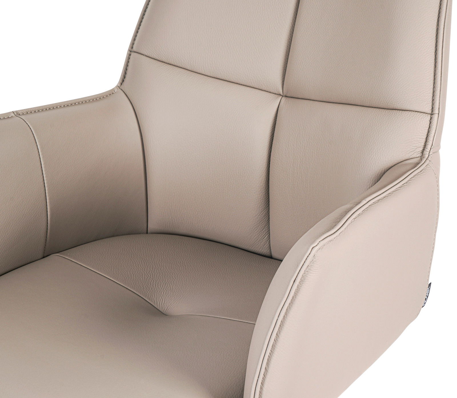 Nahaufnahme eines beigen Armlehnstuhls Novel MIAMI mit weicher Polsterung und eleganten Nähten, seitliche Perspektive.