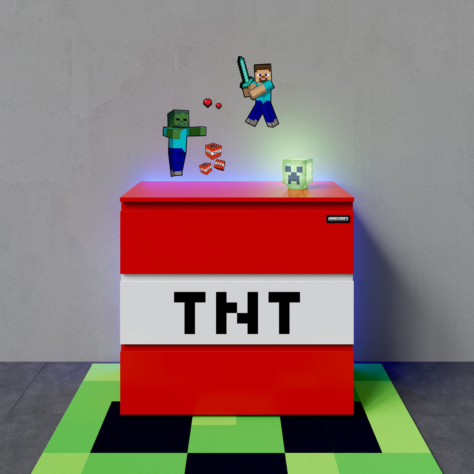 Minecraft-inspirierte rote TNT-Aufbewahrungsbox/Truhe mit weißem Band und „TNT“-Schriftzug, oben mit leuchtendem Creeper-Kopf und Wandstickern (Steve, Zombie, TNT) vor grauer Wand; Perspektive: frontale Ansicht auf Augenhöhe.