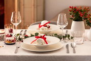 Elegant gedekte tafel met twee witte wijnglazen in een feestelijke sfeer, zijaanzicht.