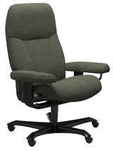 Ergonomischer Chefsessel in seitlicher Perspektive mit gepolstertem Sitz und Rückenlehne, Armlehnen und stabiler Basis auf Rollen.