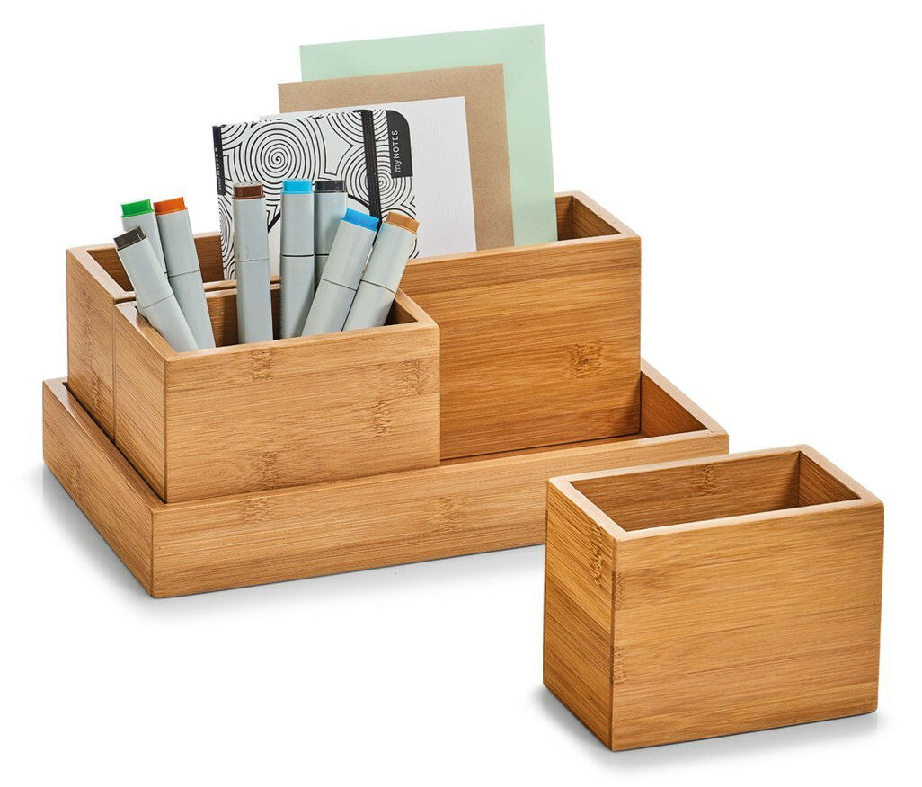Organizer-Set aus Holz mit mehreren Fächern, gefüllt mit Stiften und Papier, aus seitlicher Perspektive.