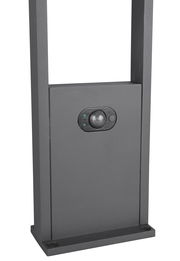 Nahaufnahme eines modernen, grauen Pfostens mit integriertem Sensor, frontal betrachtet.