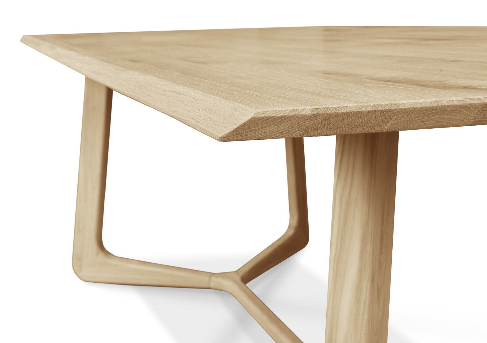 Nahaufnahme eines modernen Esstisches aus Holz mit abgeschrägter Tischkante und einzigartigem Tischbein-Design, seitliche Perspektive.