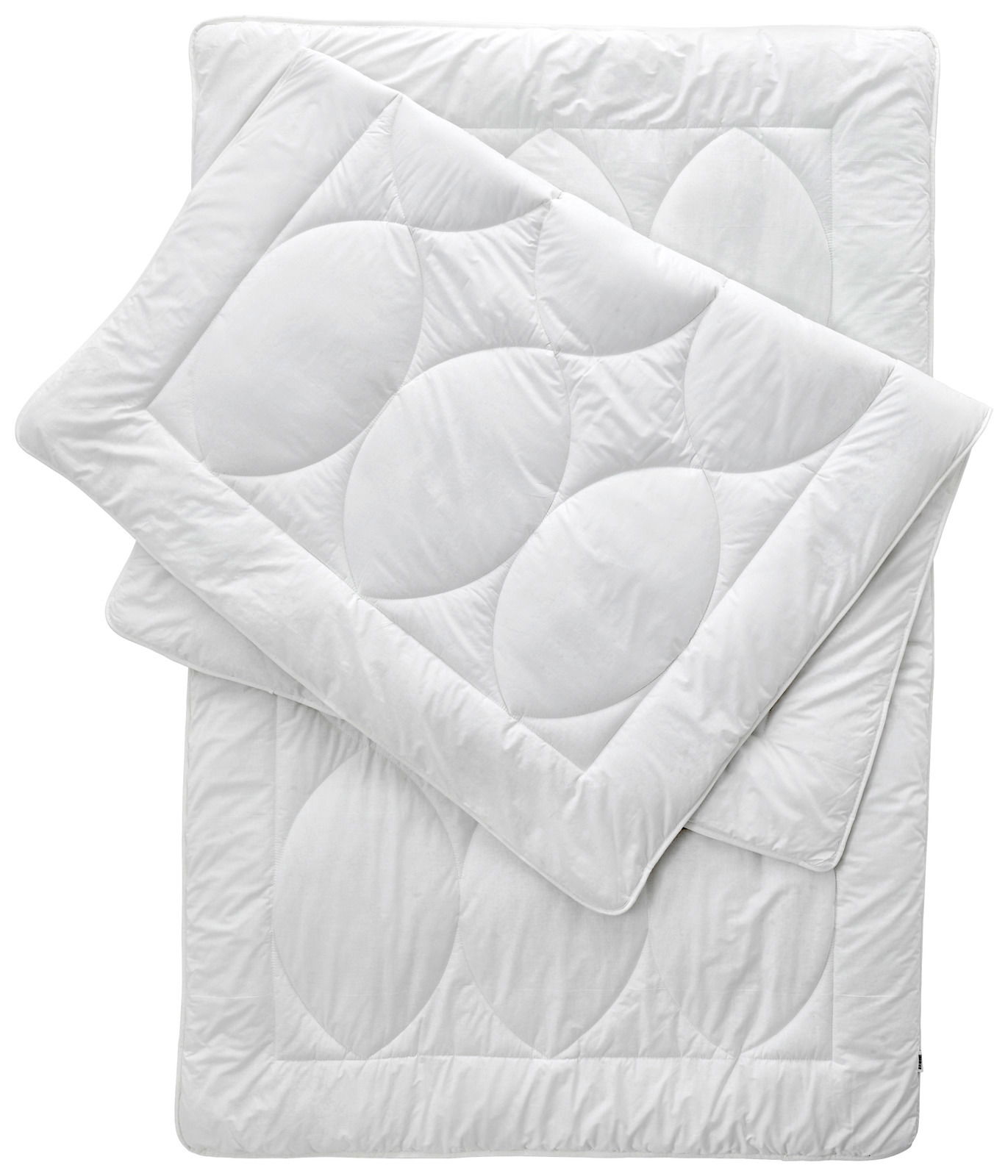 Zwei weiße Ganzjahresbetten in den Größen 135x200 cm und 155x220 cm, übereinander gelegt, aus der Vogelperspektive fotografiert.