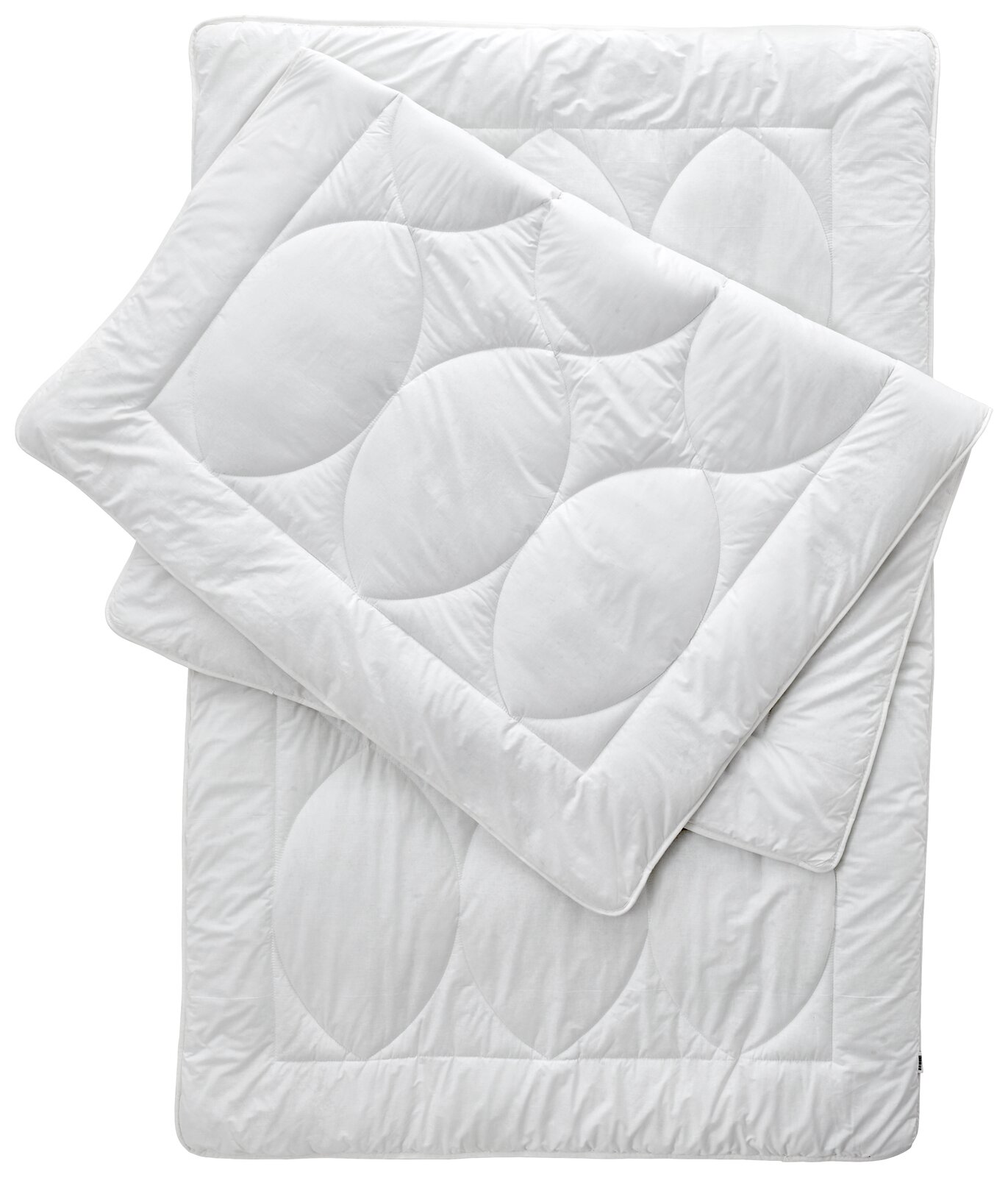 Zwei weiße Ganzjahresbetten in den Größen 135x200 cm und 155x220 cm, übereinander gelegt, aus der Vogelperspektive fotografiert.