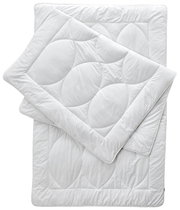 Zwei weiße Ganzjahresbetten in den Größen 135x200 cm und 155x220 cm, übereinander gelegt, aus der Vogelperspektive fotografiert.