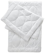 Zwei weiße Ganzjahresbetten in den Größen 135x200 cm und 155x220 cm, übereinander gelegt, aus der Vogelperspektive fotografiert.