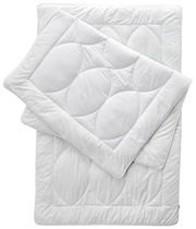 Zwei weiße Ganzjahresbetten in den Größen 135x200 cm und 155x220 cm, übereinander gelegt, aus der Vogelperspektive fotografiert.