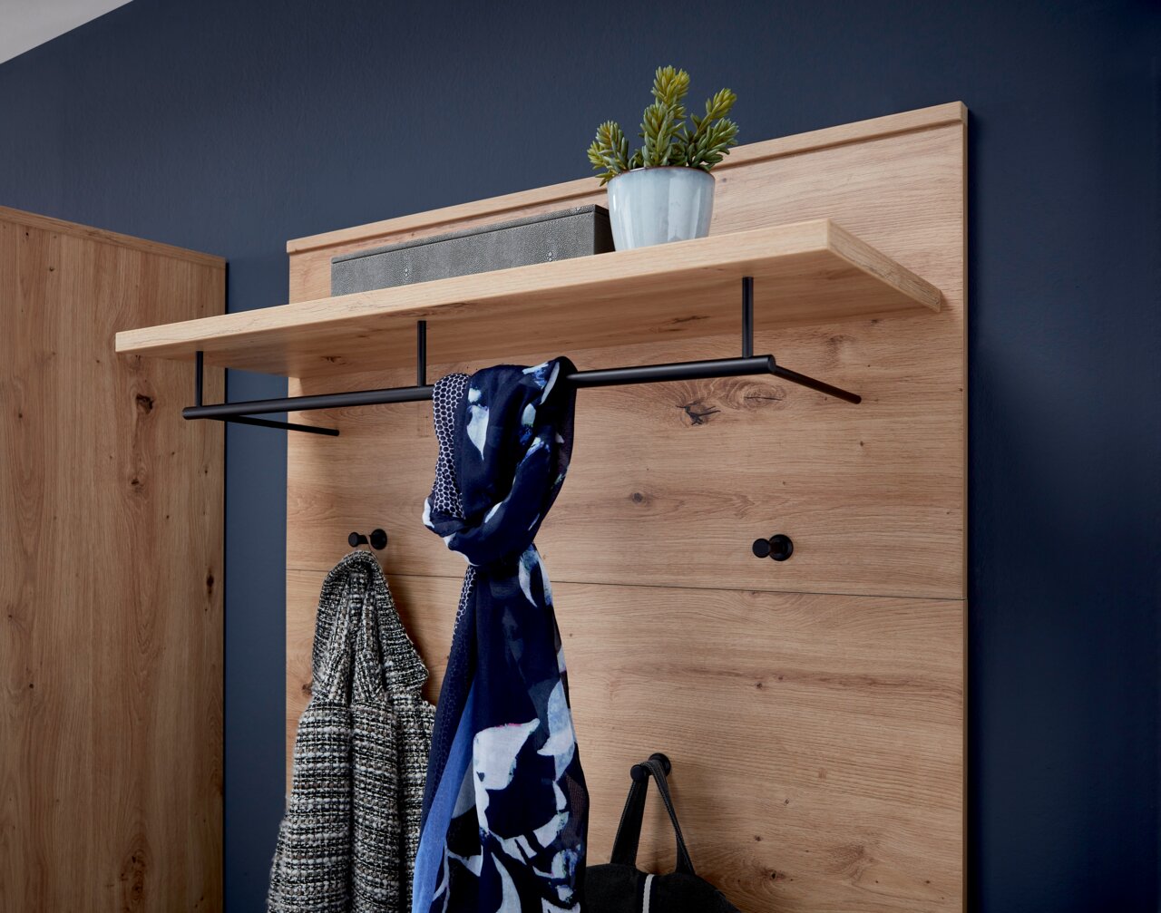 Voleo Garderobenpaneel BUFFALO Garderobenpaneel aus Holz mit schwarzer Kleiderstange, Haken und Ablage, seitliche Perspektive