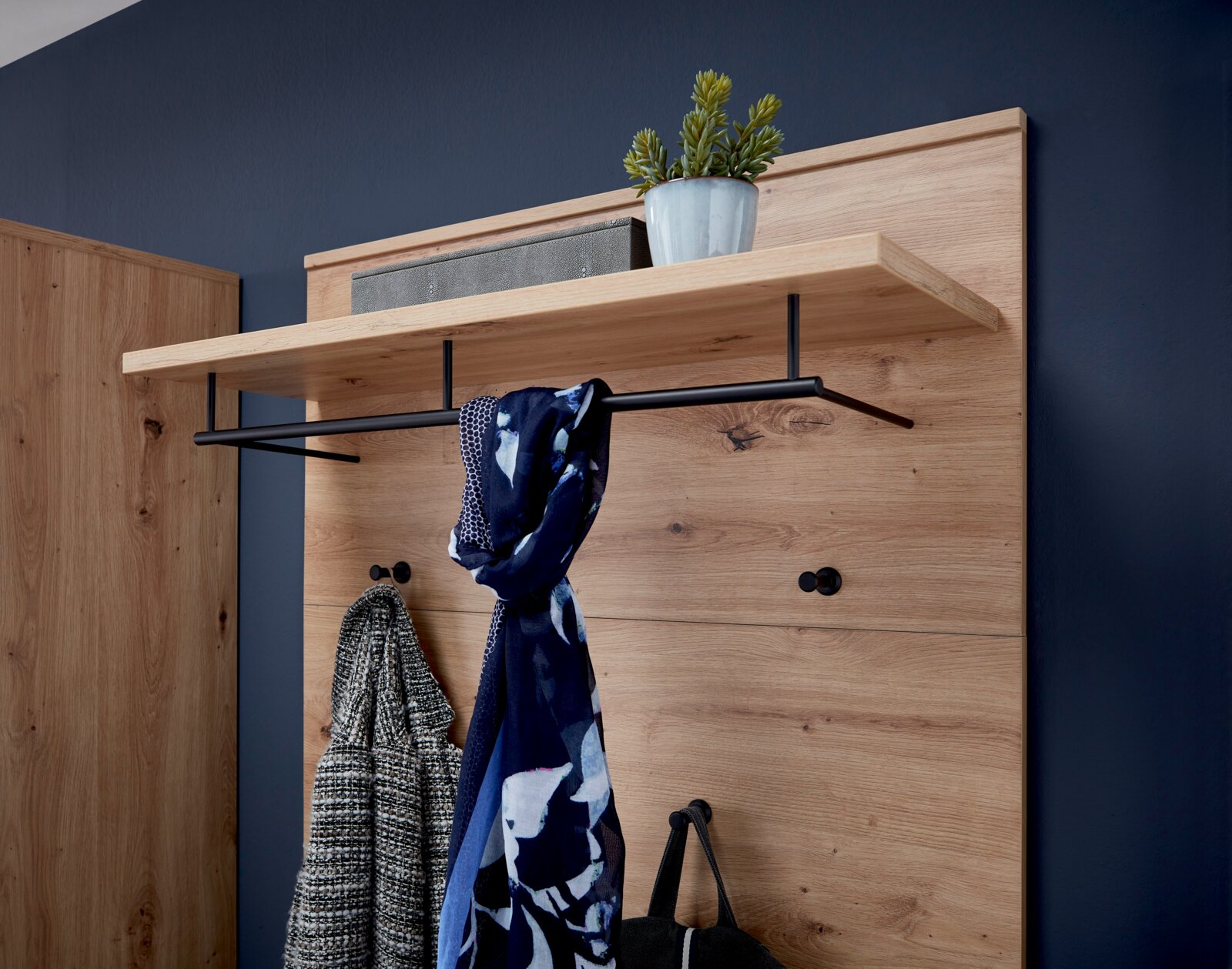 Voleo Garderobenpaneel BUFFALO Garderobenpaneel aus Holz mit schwarzer Kleiderstange, Haken und Ablage, seitliche Perspektive