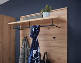 Garderobenpaneel aus Holz mit schwarzer Kleiderstange, Haken und Ablage, seitliche Perspektive
