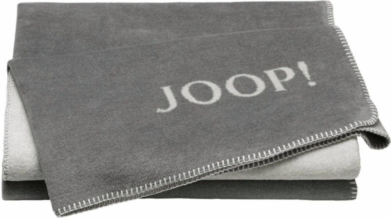Graue Decke mit dem Schriftzug 'JOOP!' in einer gefalteten Perspektive.
