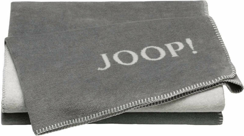 Graue Decke mit dem Schriftzug 'JOOP!' in einer gefalteten Perspektive.