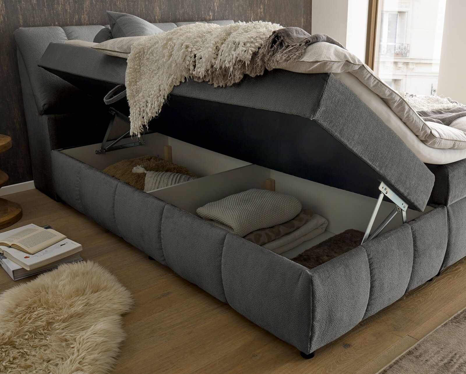 Boxspringbett mit geöffnetem Bettkasten, seitliche Perspektive
