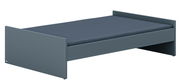Graues Bodenbett mit einfacher, moderner Gestaltung, seitliche Perspektive
