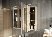 Geöffneter Spiegelschrank aus Holz mit Glasregalen, gefüllt mit Pflegeprodukten, aus seitlicher Perspektive fotografiert.
