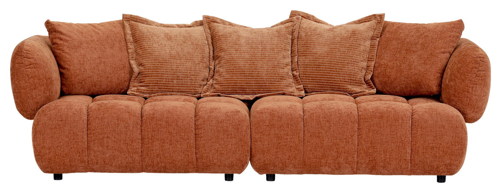 Großes, gemütliches Big-Sofa in braunem Stoff mit mehreren Kissen, Frontalansicht.