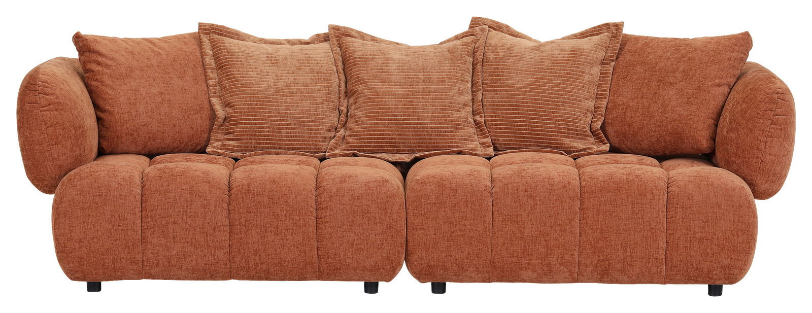 Großes, gemütliches Big-Sofa in braunem Stoff mit mehreren Kissen, Frontalansicht.