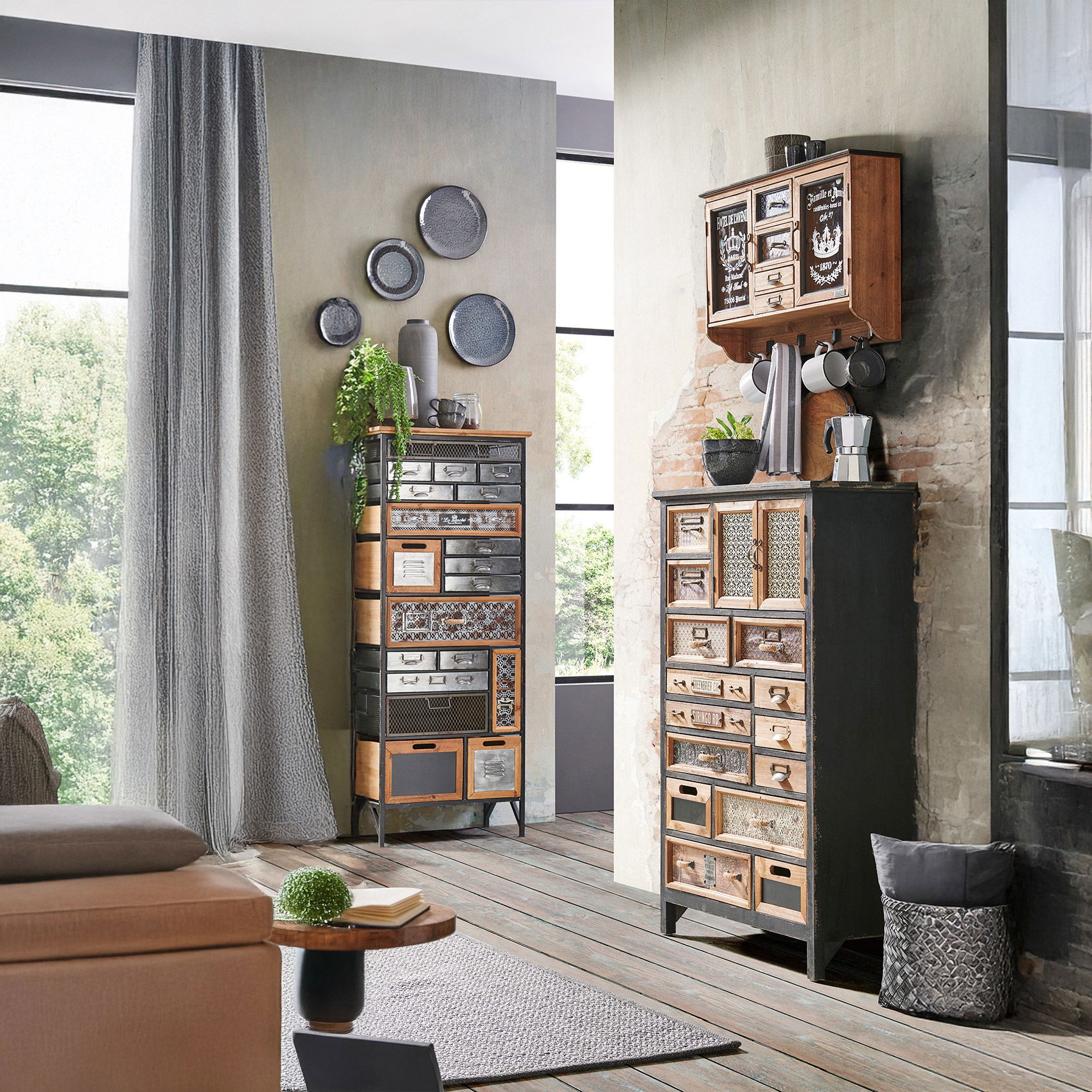 Vintage-Wohnzimmer mit zwei hohen Schränken aus Holz und Metall, vielen kleinen Schubladen und dekorativen Accessoires